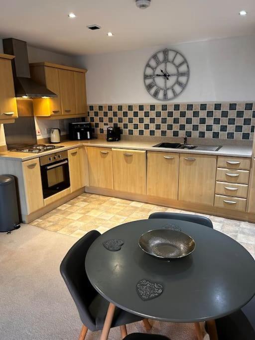 City Centre Apartment. Wrexham Exterior foto