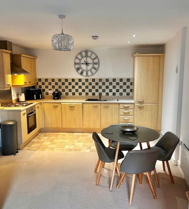 City Centre Apartment. Wrexham Exterior foto